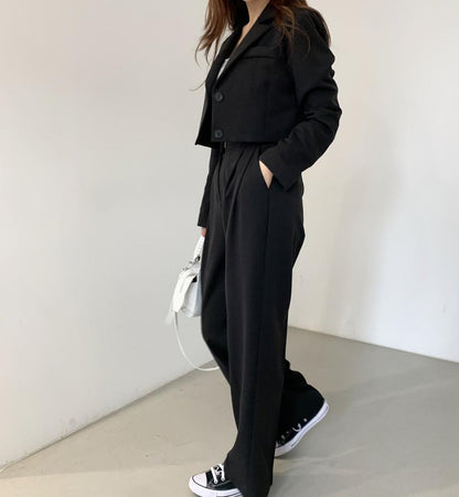 Petit costume d'affaires.