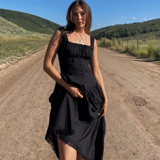 Robe à bretelles ajustée, col carré.